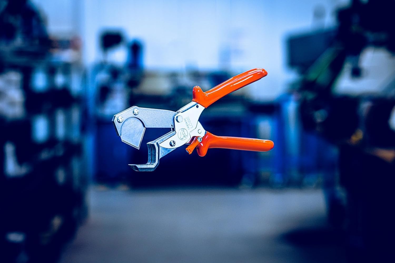 Original LÖWE Pro Hose Shears 5.504 with Triangular Blade for Industrial & Craft Applications | Sharp and handy shears for precise cutting of pipes, hoses & fuel lines | Made in Germany
